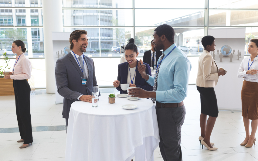 Networking ist wichtig, sowohl in Bezug auf Geschäftspartner als auch auf Kunden Junge Leute beim Business Meeting - eigene Agentur gründen mit Partnern
