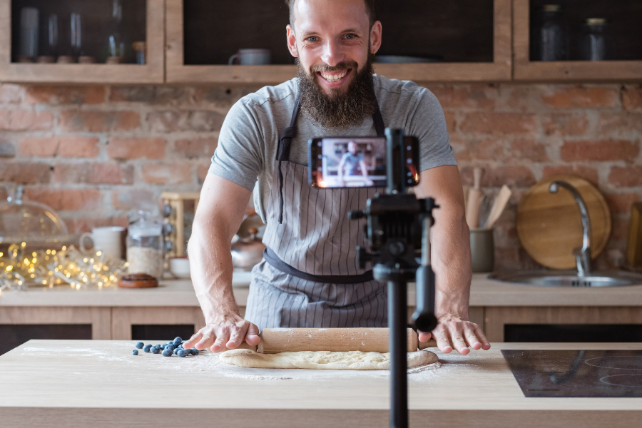 Bäcker steht vor einer Kamera für eine Übertragung im Internet