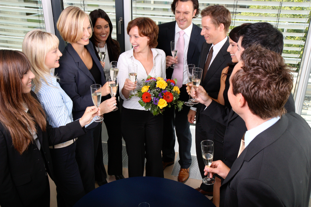 Gruppe von Business Leuten feiert mit Sekt