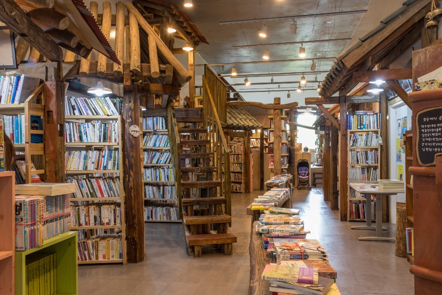 Eine Buchhandlung muss sich von der Online-Konkurrenz abheben, z.B. durch Autorenlesungen Besonderen Buchladen eröffnen