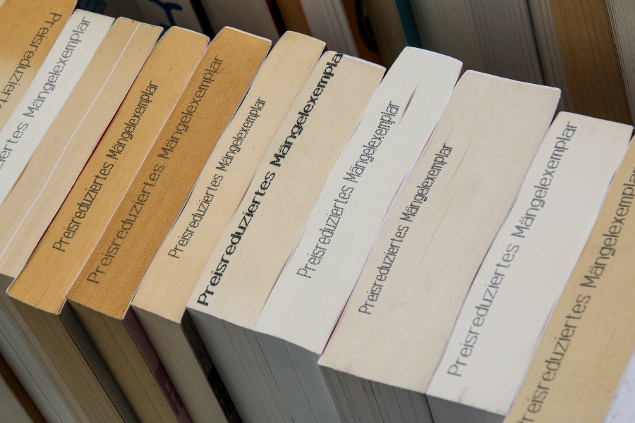 Wer ein Buchgeschäft eröffnet, sollte sich mit der Buchpreisbindung gut auskennen Buchladen eröffnen - Mängelexemplare