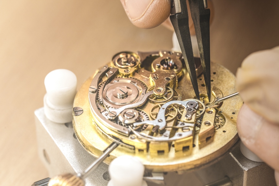 Bei einigen Berufen, wie Uhrmacher, ist die Selbstständigkeit ohne Meisterbrief möglich Uhrmacher bei der Arbeit - Selbstständig ohne Meister ist hier möglich