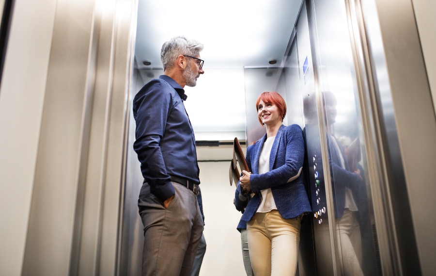 Auf der Suche nach Kapitalgebern sollte man stets bereit sein, sich und sein Unternehmen kurz und klar vorzustellen Investorengespräch im Fahrstuhl