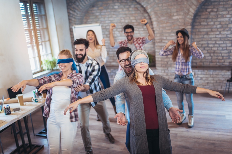 Teambuilding und Soft Skills sollte man anders bewerten als fachliche Weiterbildung Teambuilding Event mit Vertrauensübung