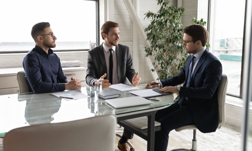 Bürokratische Hürden für die Bezeichnung "Unternehmensberater" gibt es nicht Junge Leute in einem Business Meeting - als Unternehmensberater selbstständig machen
