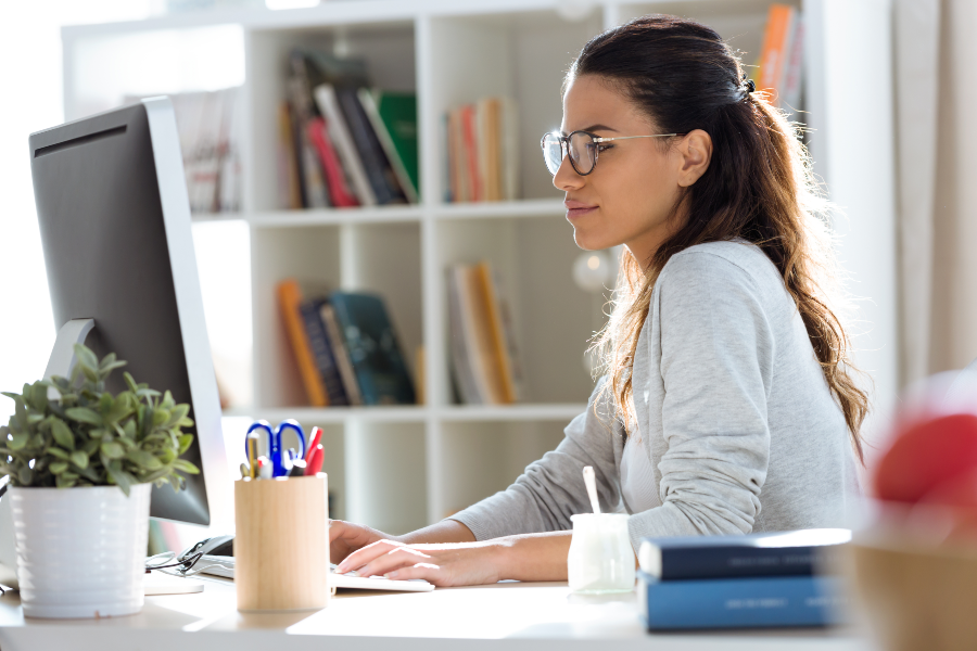 Vor jeder Bewerbung ist eine gründliche Recherche zum Unternehmen angesagt Junge Frau sitzt am Computer - vielleicht recherchiert sie für eine Initiativbewerbung
