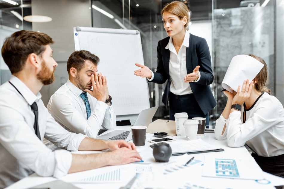 Schlechte Strukturen in einem Unternehen führen zwangsläufig zu Problemen Business Meeting - alle sind unzufrieden - Notwendigkeit einer guten Unternehmensorganisation