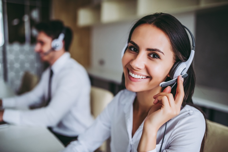 Junge Dame im Call-Center - eine Möglichkeit für den Vertrieb im Start-up