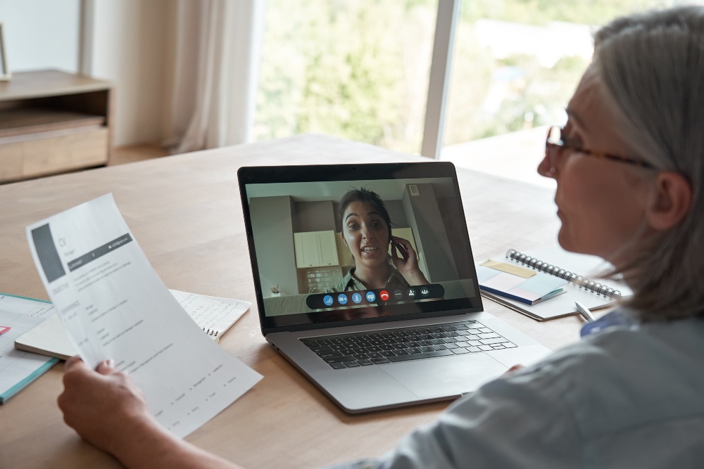 Ein Headhunter vermittelt gegen eine Provision einen Arbeitnehmer an ein suchendes Unternehmen Online Video Call, vielleicht im Bereich Job-Vermittlung