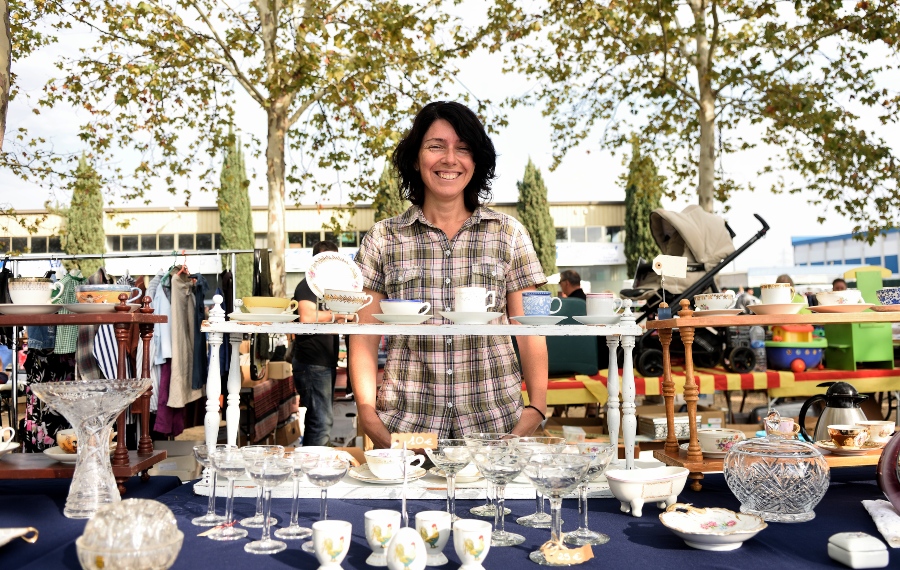 Junge Frau verkauft auf dem Flohmarkt - Kleinunternehmerregelung