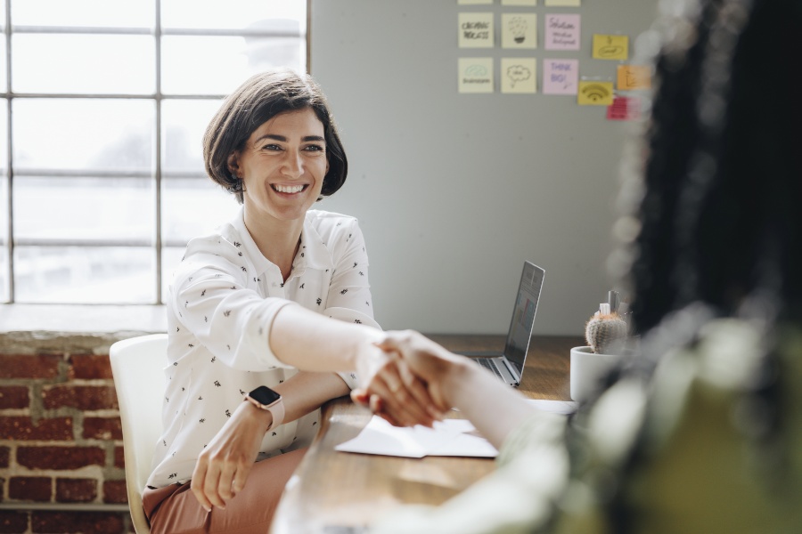 Handschlag im Büro zwischen zwei Frauen