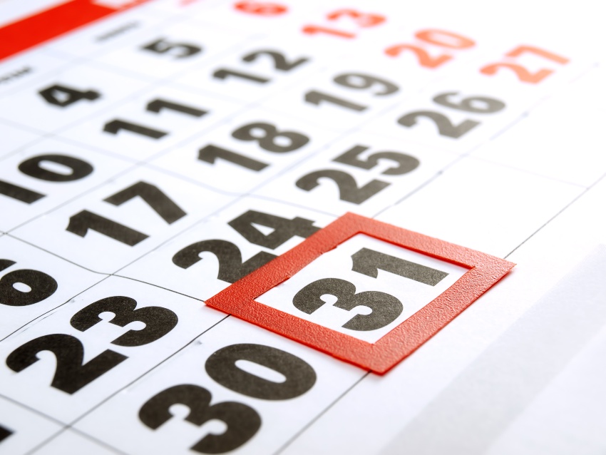 Kalender zeigt den 31. Tag des Monats - befristeter Arbeitsvertrag endet kalendarisch