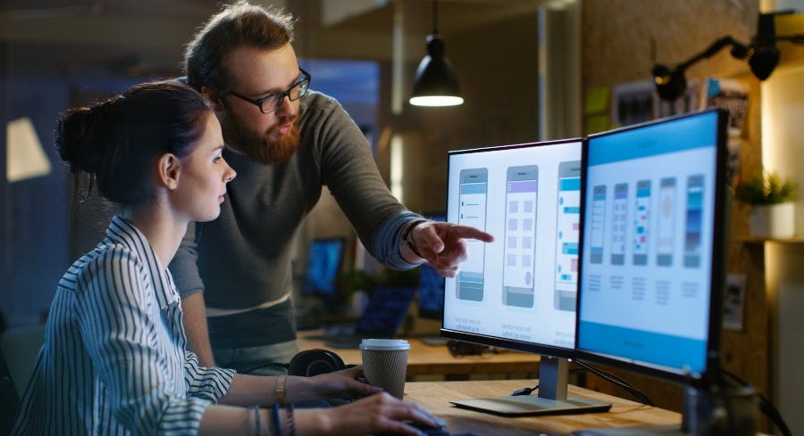 Junge Leute bei der Arbeit am Computer - Trainee-Programm