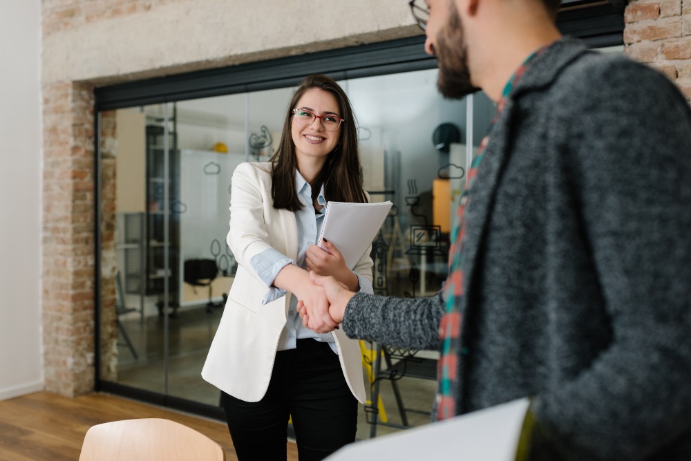 Junge Frau tritt neuen Job an - Personalpolitik als Teil der 7 Ps 