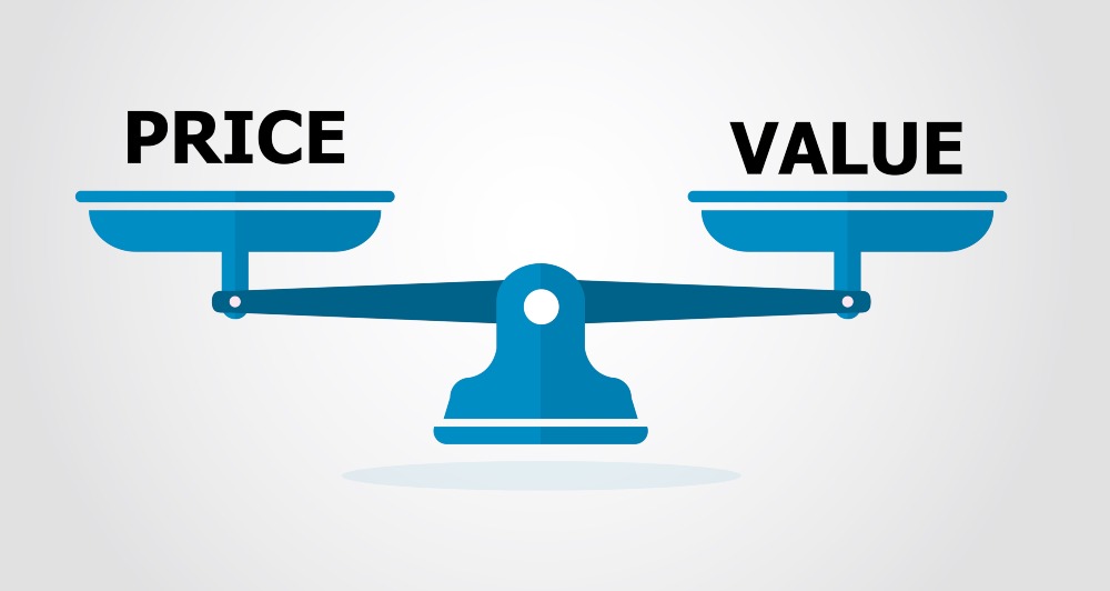 Symbolbild - "Price" (Preis) und "Value" (Wert) halten sich die Waage - Preispolitik als Teil der 7 Ps im Marketing-Mix