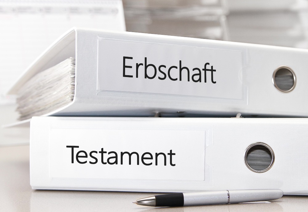 Symbolbild, 2 Aktenordner mit Aufschrift "Erbschaft" und "Testament" - Eine eigene Stiftung gründen