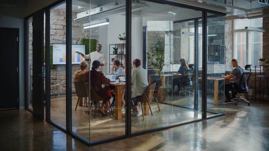 Konferenzraum aus Glas -Lohnt sich Coworking für Start-ups?