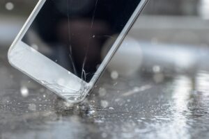 Handyhüllen und ersetzbare Displays haben das Problem zerstörter Handys in den Griff bekommen Handy zerbricht nach Fall auf Straße - Marktlücke finden