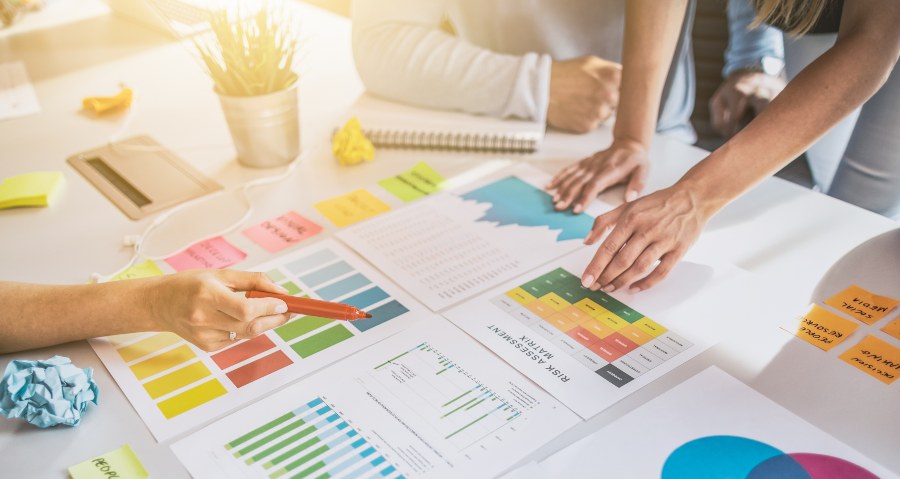 Unternehmerisches Handeln ist eine komplexe Tätigkeit - oftmals tut man sich im Team leichter Leute besprechen etwas anhand einiger Grafiken - Chancen und Risiken eines Unternehmens erkennen