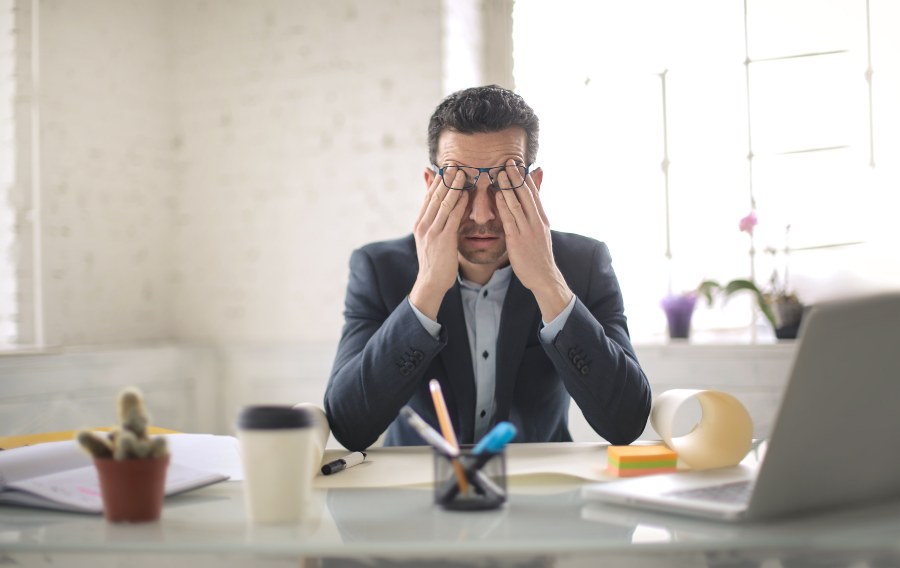 Mann im Büro macht gestressten Eindruck - Chancen und Risiken eines Unternehmens