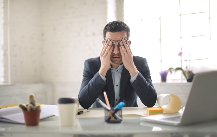 Angst ist in der Regel kein guter Ratgeber - eine Bewusstmachung von Risiken aber sehr wohl Mann im Büro macht gestressten Eindruck - Chancen und Risiken eines Unternehmens