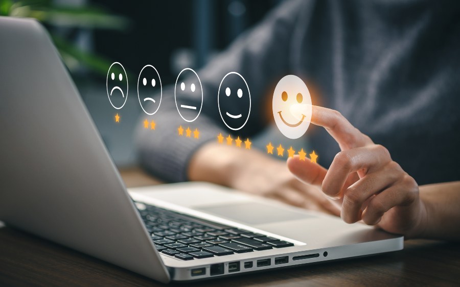 Kundenfeedback ist heute ein wichtiger Teil des Marktgeschehens Jemand bewertet etwas online anhand von Smileys