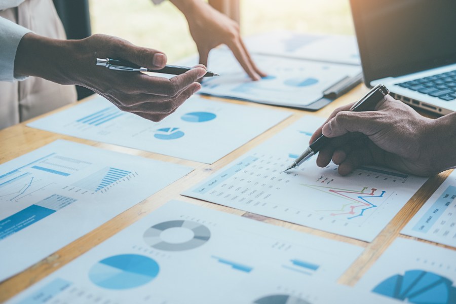Wer immer nur auf sich selbst schaut, wird vielleicht irgendwann von Marktentwicklungen überrascht Business Analyse über diversen Grafiken - Wettbewerbsanalyse und Konkurrenzanalyse