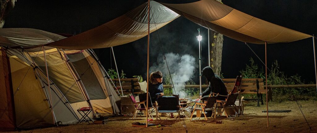 Camper vor einem Zelt