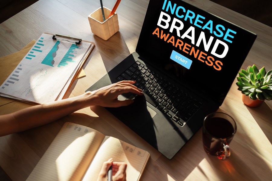 Laptop zeigt "Increase Brand Awareness" Steigerung der Markenbekanntheit