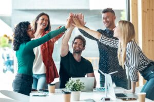 Fleiß und realistische Prognosen sind Voraussetzungen für dauerhaften Erfolg Junge Unternehmer sind glücklich, machen "High Five"