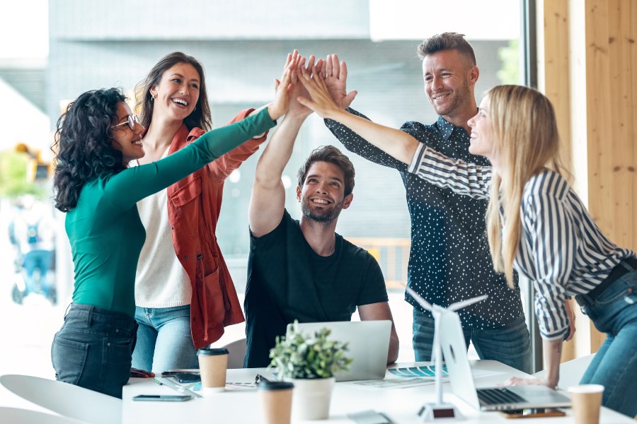 Fleiß und realistische Prognosen sind Voraussetzungen für dauerhaften Erfolg Junge Unternehmer sind glücklich, machen "High Five"