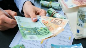 Gewinn ist das, was nach Abzug aller Kosten übrig bleibt Mann mit EUR-Scheinen - Umsatzermittlung bzw. Gewinnermittlung
