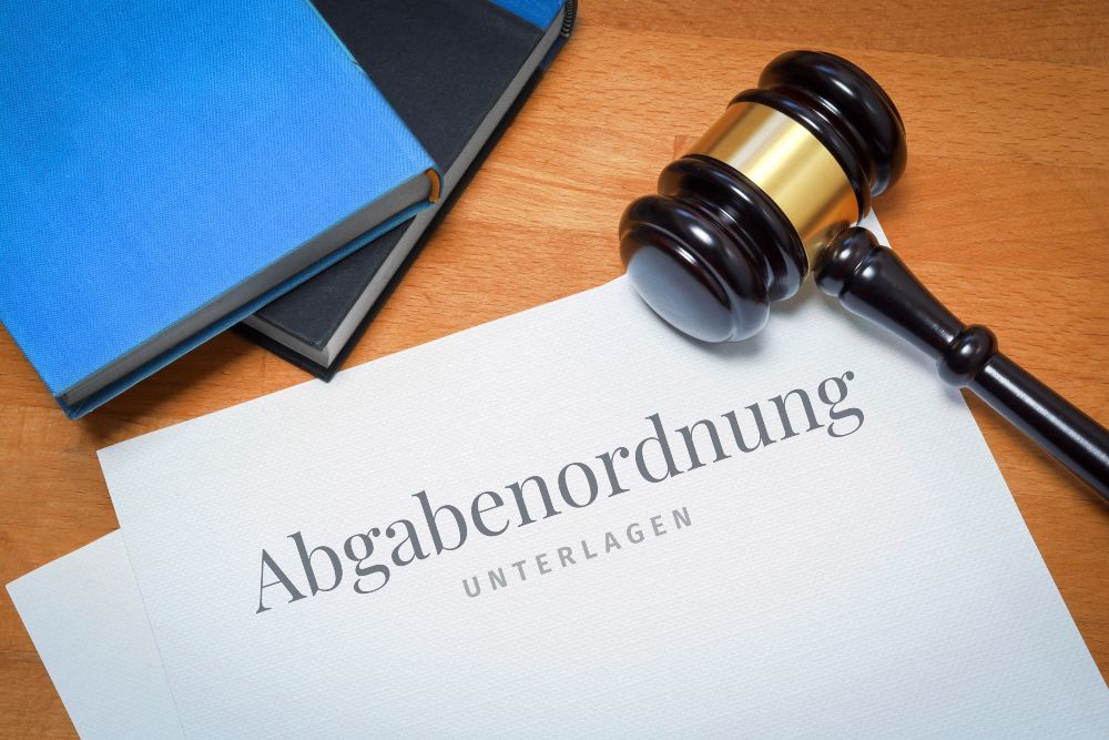 Im Steuerrecht sind insbesondere die Artikel 140 und 141 der Abgabenordnung relevant für die Buchführungspflicht Abgabenordnung, Symbolbild mit Richterhammer - Buchführungspflicht